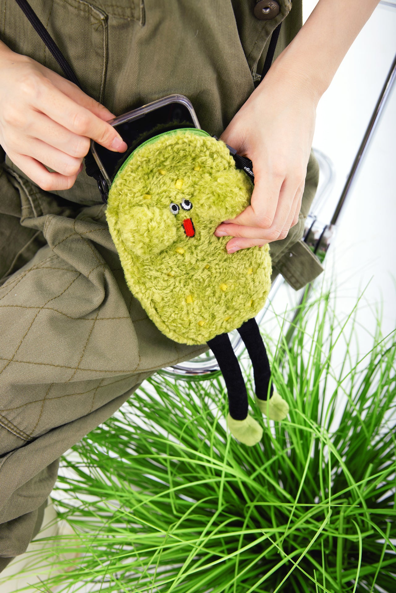LOGALOGA Dog sneaking (creative mobile phone bag) Plush