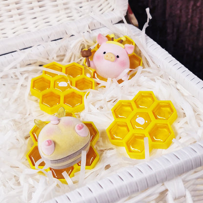 Lulu Pig Farm Series Bee Refrigerator Magnet